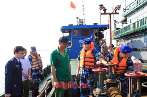 Lực lượng trinh sát kiểm tra tàu Tân Xuân 36