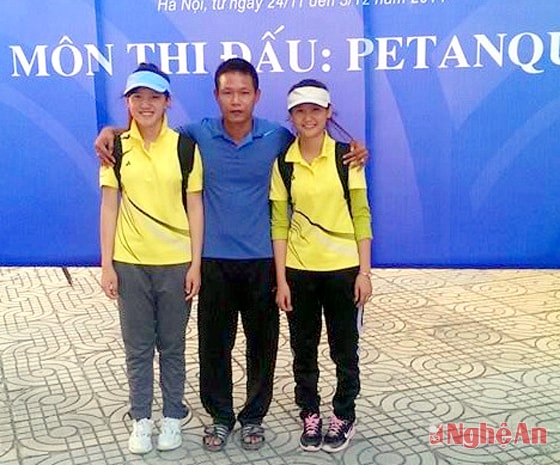 Cặp VĐV bi sắt Lô Thị Liệu và Nguyễn Thị Lành cùng HLV Nguyễn Đông Đức