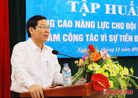 Đồng chí Nguyễn Bằng Toàn, Tỉnh ủy viên, Giám đốc sở LĐ,TB&XH phát biểu triển khai nội dung tại lớp tập huấn