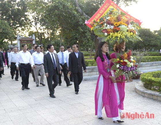 Đoàn đến dâng hoa tại  Khu di tích Kim liên