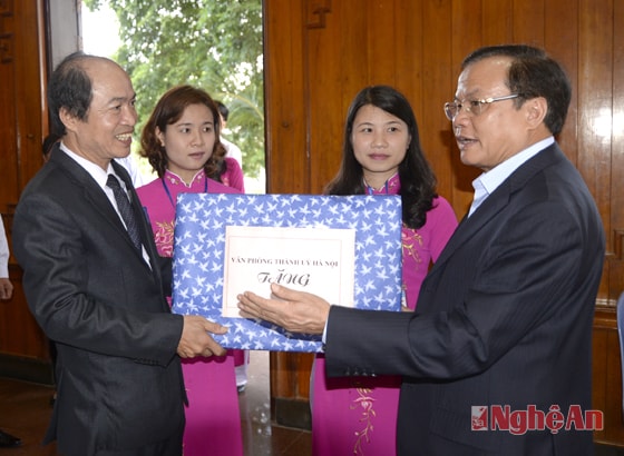 Tặng quà cho cán bộ nhân viên Khu di tích Kim Liên