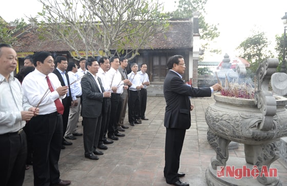 Dâng hương tưởng niệm  Hoàng đế Quang Trung