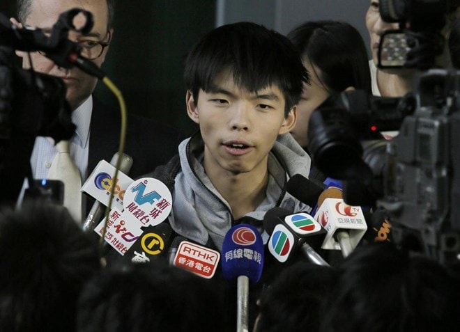 Thủ lĩnh sinh viên Hong Kong Joshua Wong trả lời phỏng vấn bên ngoài tòa án hôm 27/11 (Nguồn: Reuters)