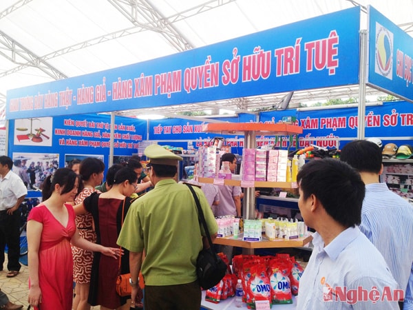 Gian đối chứng hàng thật - hàng giả, hàng xâm phạm quyền sở hữu trí tuệ tại Hội chợ Công nghệ thiết bị năm 2014.