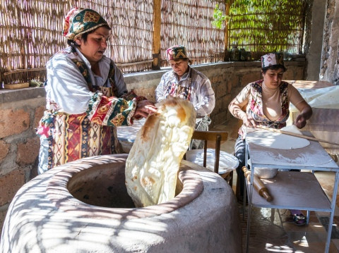 Làm bánh mỳ dẹt lavash của người Armenia