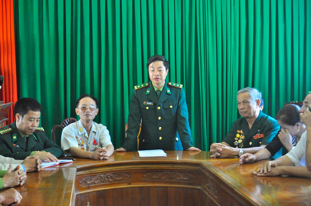 Thượng táj Phạm Hữu Tình - Chính trị viên đồn BP Môn Sơn báo cáo tình hình hoạt động của đơn vị