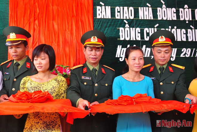 Lãnh đạo Bộ Tư lệnh binh chủng, Lữ đoàn 215 cùng lãnh đạo xã Quỳnh Châu (Quỳnh Lưu) cắt băng khánh thành nhà mới.