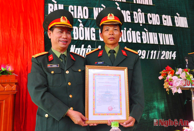 Thượng tá Lê Như Tân, Trợ lý dân vận - Binh chủng Tăng thiết giáp thừa ủy quyền Cục Chính trị (Bộ Tư lệnh binh chủng) trao quyết định tặng quà cho gia đình