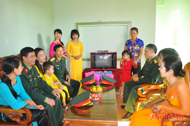 Lãnh đạo Bộ Tư lệnh binh chủng, Lữ đoàn 215 cùng lãnh đạo xã Quỳnh Châu (Quỳnh Lưu) trong căn nhà mới của gia đình.