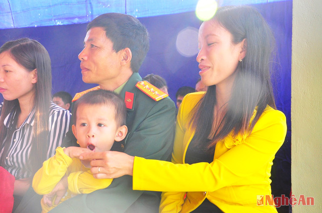 Gia đình Thượng úy Dương Đình Vinh với niềm vui nhận ngôi nhà mới