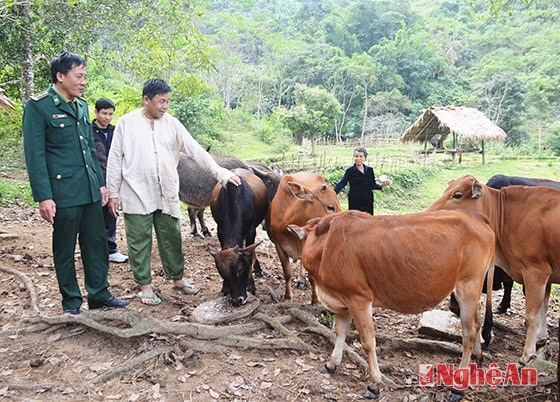 Đảng viên Lương Văn Sinh (phải) tự rút khỏi hộ nghèo.