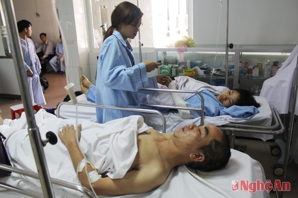 Các nạn nhân vụ lật xe khách đang điều trị tại bệnh viện Đa khoa 115 Nghệ An
