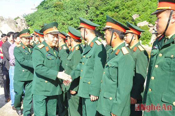 Đồng chí Đại tá Nguyễn Xuân Giáp - Phó chính ủy Bộ CHQS tỉnh cùng các đồng chí lãnh đạo Bộ CHQS tỉnh chào mừng CBCS đảo Mắt