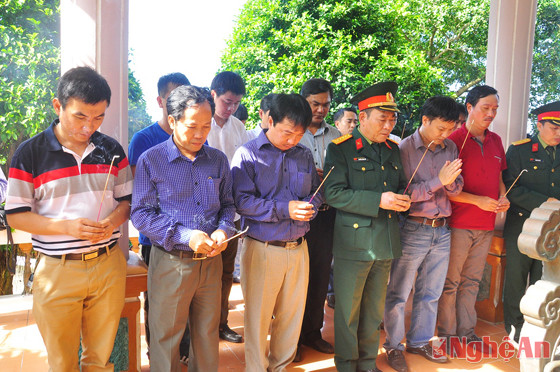 Các đồng chí lãnh đạo Bộ CHQS tỉnh, Hội doanh nghiệp trẻ Nghệ An  kính dâng hương trước đài tưởng niệm liệt sỹ đảo Mắt