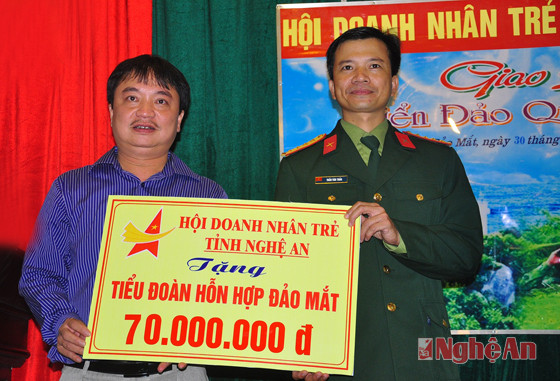 Đại úy Trần Văn Thảo - Chính trị viên Tiểu đoàn hỗn hợp đảo Mắt  nhận quà của Hội Doanh nhân trẻ tỉnh Nghệ An