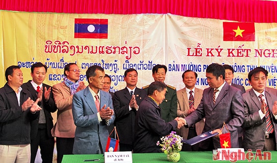 Ký kết biên bản kết nghĩa giữa bản Nậm Táy (Hủa Phăn, Lào) với bản Mường Phú (xã Thông Thụ,   huyện Quế Phong, Việt Nam).Ảnh: h.t