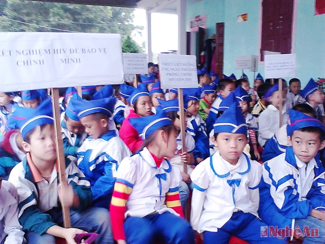 Học sinh trường tiểu học Nghĩa Tân hưởng ứng buổi lệ mít tinh