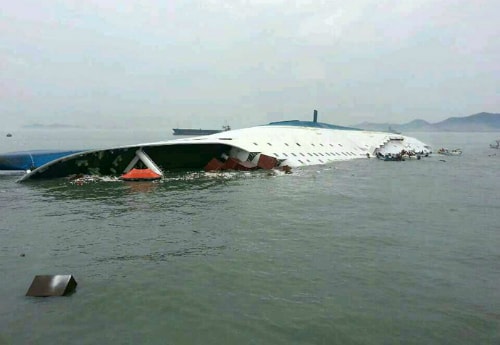  Phà Sewol của Hàn Quốc chìm hồi tháng 4, khiến 300 người thiệt mạng. Ảnh: AFP.