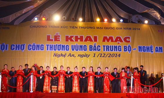 Cắt băng khai mạc hội chợ