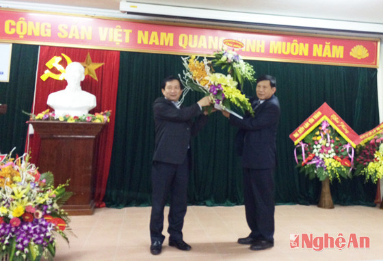 Đồng chí Đinh Viết Hồng-Phó chủ tịch UBND chúc mừng đồng chí Nguyễn Sĩ Hưng nhận nhiệm vụ mới
