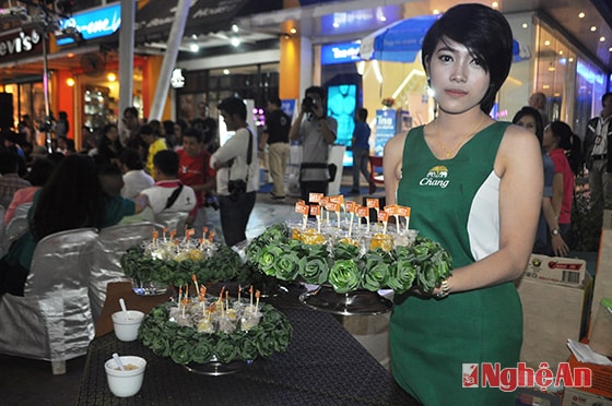 Món bánh ngọt nhân đậu xanh phủ dừa - đặc sản được nhiều du khách yêu thích khi đến với Trung tâm giải trí UD Town