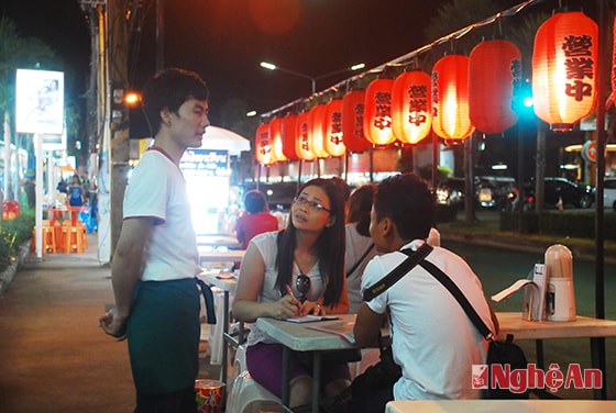 Em Nguyễn Hoàng Long (quê ở Thạch Hà - Hà Tĩnh - Việt Nam) sinh viên năm thứ 2 Đại học Raxaphat, làm thêm ở quán Nhật ở khu ẩm thực Udonthanni