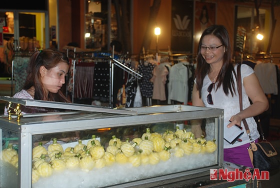 Đến với chợ đêm Udonthani, du khách còn được thưởng thức món dứa ướp lạnh thơm, ngọt