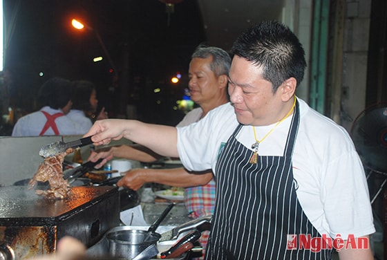 Chủ quán ăn ngưới Thái giới thiệu món thịt nướng - một trong những món được nhiều khách du lịch lựa chọn khi đến Udonthani