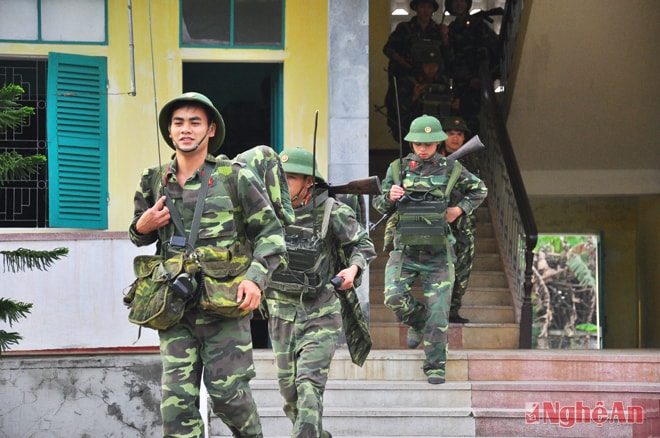 Cán bộ, chiến sỹ Đại đội Thông tin 18 (Bộ CHQS tỉnh) hành tiến thực hiện nhiệm vụ. Ảnh: Trọng Kiên