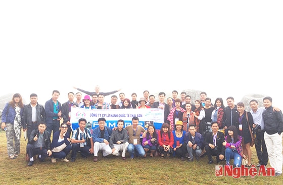 Đoàn Famtrip chụp hình tại Cánh đồng Chum