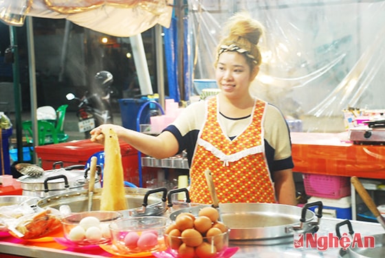 Miến trộn kiểu Thái - món ăn được bán nhiều ở khu ẩm thực đêm ở udonthani