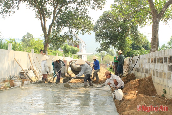 Người dân xóm 4, xã Nghĩa Hòa (TX. Thái Hòa) đổ bê tông đường làng theo chuẩn NTM.  Ảnh: Nguyên Sơn