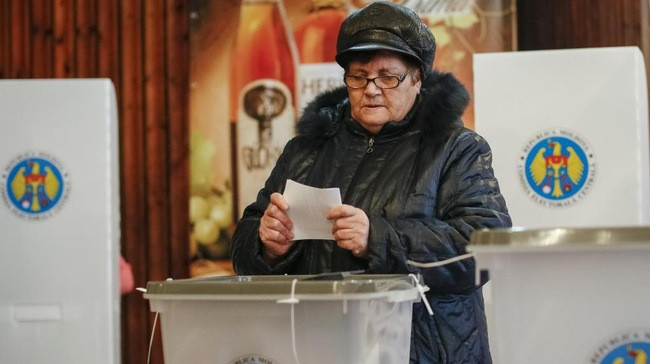 Một người dân Moldova đi bỏ phiếu (Ảnh: Reuters)