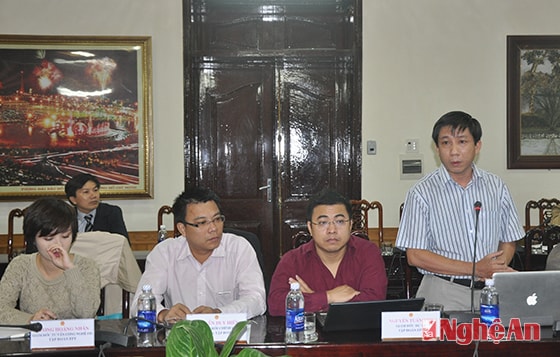 Đại diện Tập đoàn FPT trình bày mô hình chính quyền điện tử