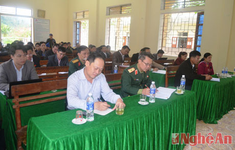 ĐBQH và lãnh đạo huyện Quế Phong lắng nghe ý kiến cử tri