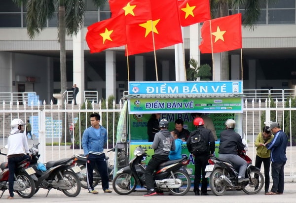  Một điểm bán vé AFF Cup 2014 trước sân Mỹ Đình - Ảnh: Khả Hòa