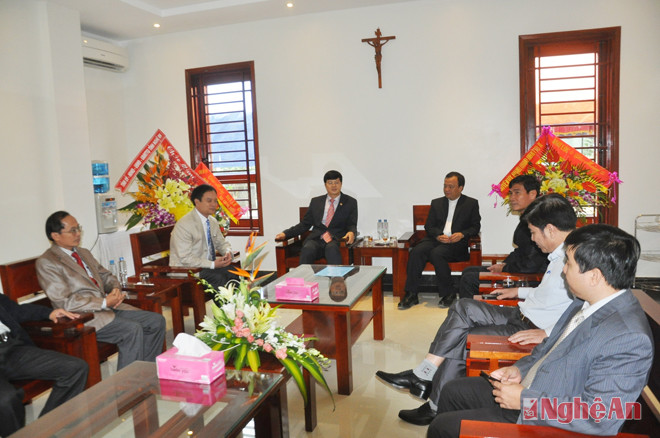 Đoàn công tác của tỉnh trò chuyện thân mật với giám mục phụ tá Nguyễn Văn Viên