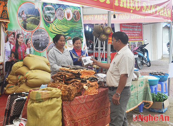 Gian hàng giới thiệu sản phẩm của huyện Quế Phong tại hội chợ.