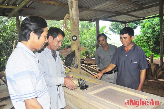 Anh Hoàng Nghĩa Long (ngoài cùng bên phải) cùng những người thợ trong xưởng mộc của mình.