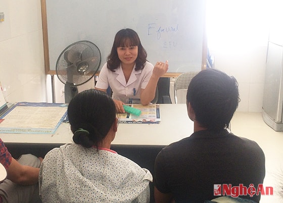 Bác sỹ Lê Thị Hoa tư vấn cho bệnh nhân nhiễm HIV ở Phòng khám ngoại trú.