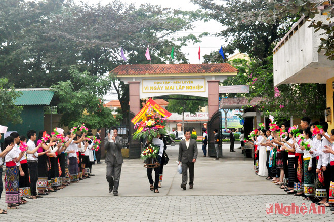 Học sinh trường THPT Dân tộc Nội trú trong ngày thành lập trường