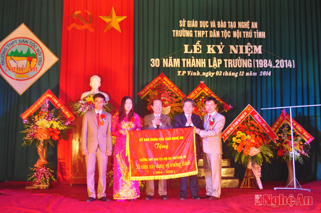 Đồng chí Lương Quang Kình tặng bức trướng cho nhà trường
