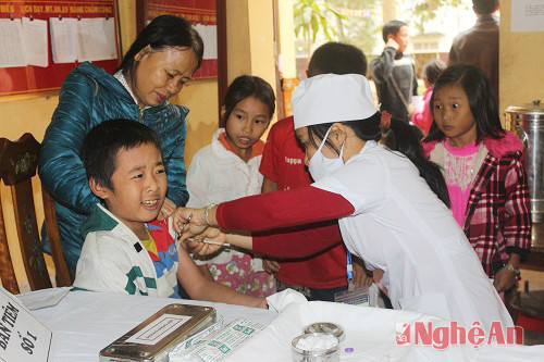 Các em học sinh được các cán bộ y tế tiêm vắc xin - Sởi Rubella