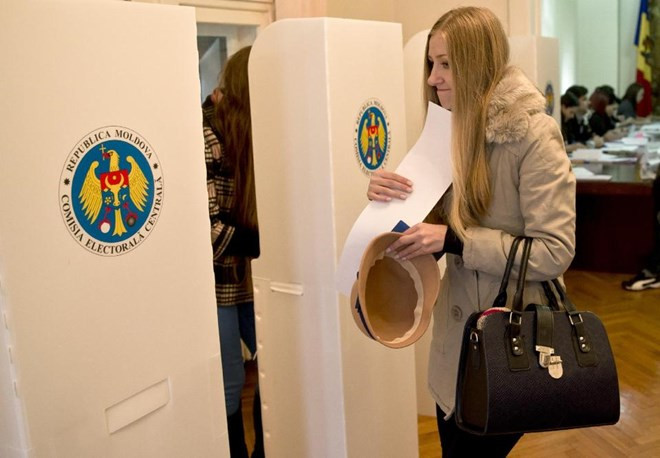 Một phụ nữ oldova đi bỏ phiếu hôm 30/11 (Nguồn: AP)