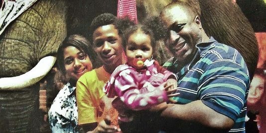 Eric Garner (bên phải) và các con trong một lần đi chơi. Ảnh: AFP/Uncredited