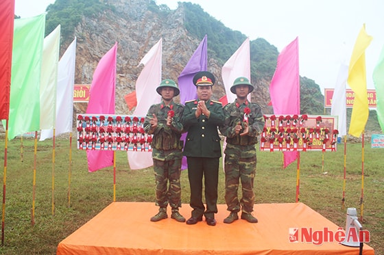 Trung tá Hà Huy Hoàng, Chính ủy Trung đoàn 1, tặng hoa bắn giỏi cho chiến sỹ mới