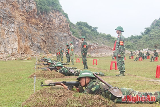 Chiến sỹ mới thực hành bắn AK bài 1 tư thế nằm bắn