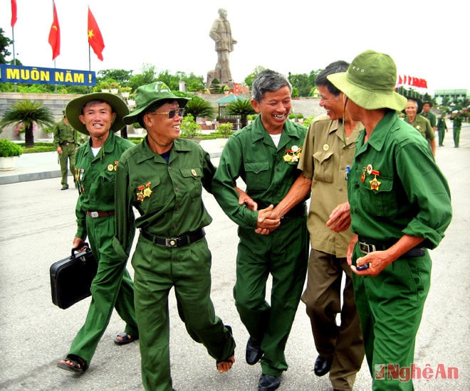 Ảnh CCB Nghệ An - niềm vui gặp mặt tại Quảng trường Hồ Chí Minh (TP. Vinh).(Trần cảnh yên)