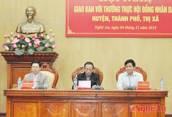 Các đồng chí chủ trì hội nghị