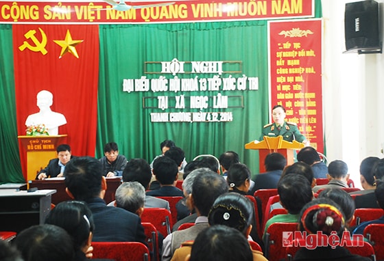 Đồng chí Trần Hữu Tuất báo cáo kết quả kỳ họp QH với cử tri xã Ngọc  Lâm, huyện Thanh Chương